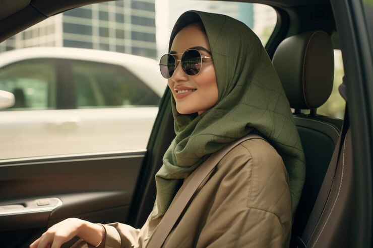 muslim women smiling exploring city with car while being vacation_1106939 136951